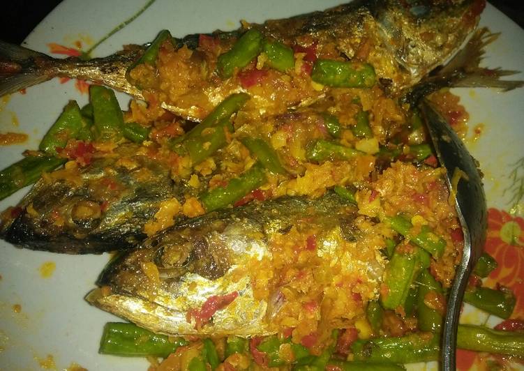 Ikan kembung buncis bumbu kuning