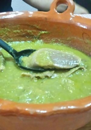 Una foto de Lengua de res en chile verde