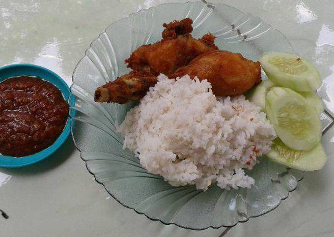 Ayam penyet sambal terasi