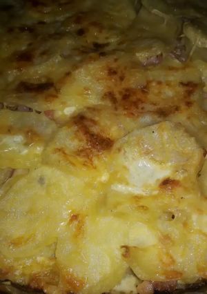 Una foto de Mil hojas de papas con jamón y queso😋
