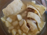"Maultaschensuppe" (pasta rellena en caldo)