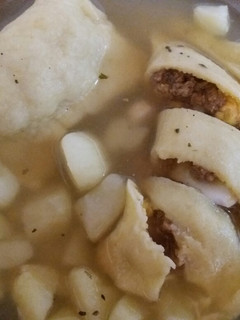 Una foto de "Maultaschensuppe" (pasta rellena en caldo)