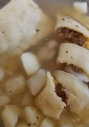 Una foto de "Maultaschensuppe" (pasta rellena en caldo)