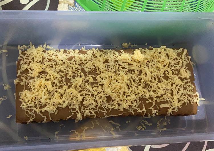 Brownis panggang tabur keju parut