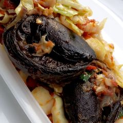 A picture of Cabbage sauce with dry fish.