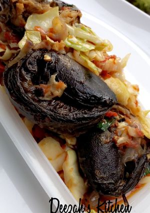 A picture of Cabbage sauce with dry fish.