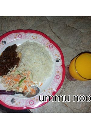 Rice nd stew coleslow nd mngo juice ainihin hoton girkin