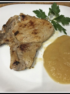 Una foto de Chuletas de cerdo a la plancha con puré de manzana