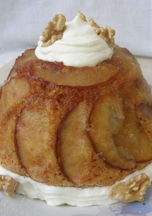 Una foto de Torta invertida de manzana y yogurt