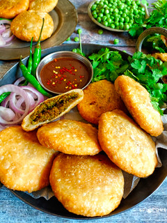 મટર ખસ્તા કચોરી (Matar khasta kachori recipe in Gujarati) રેસીપી મુખ્ય ફોટો