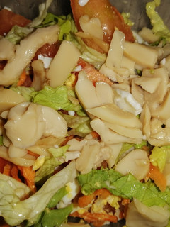 Una foto de Ensalada de tomate, lechuga, huevo y champiñones