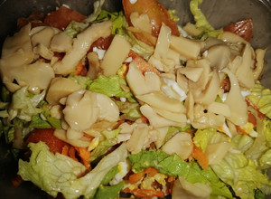Una foto de Ensalada de tomate, lechuga, huevo y champiñones