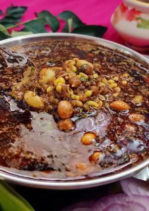 खान्देशी चवीची झणझणीत मिक्स उसळ (mix usal recipe in marathi) रेसिपी चे मुख्य फोटो 