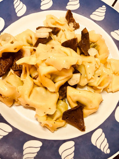 Una foto de Tortellini con setas y ajos