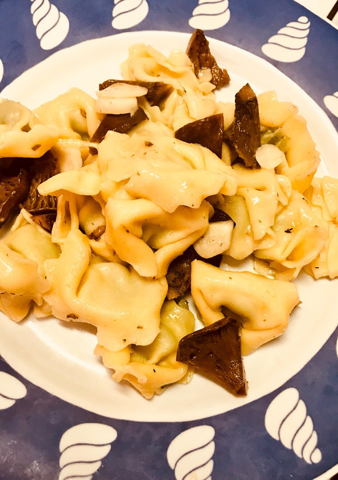 Una foto de Tortellini con setas y ajos