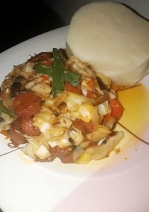 A picture of Boiled yam with cabbage sauce.