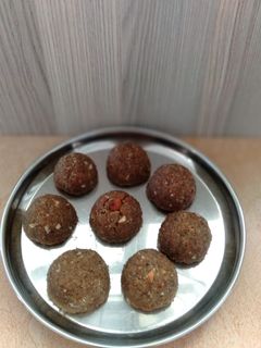 લેફટઓવર રોટલી ના લાડુ (Leftover Rotli Ladoo Recipe In Gujarati) રેસીપી મુખ્ય ફોટો