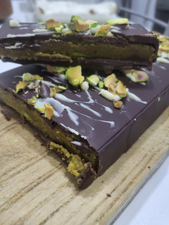Una foto de Turrón de chocolate y pistacho