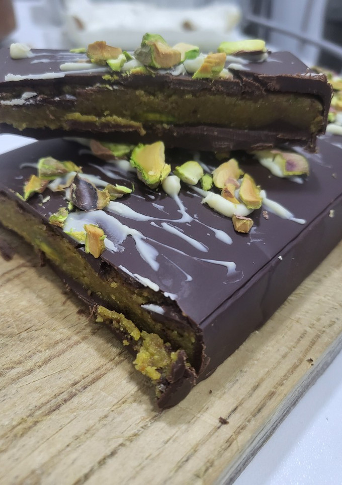 Una foto de Turrón de chocolate y pistacho