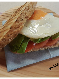 Una foto de Sándwich de aguacate y huevo