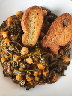 Una foto de Espinacas con garbanzos estilo sevillano