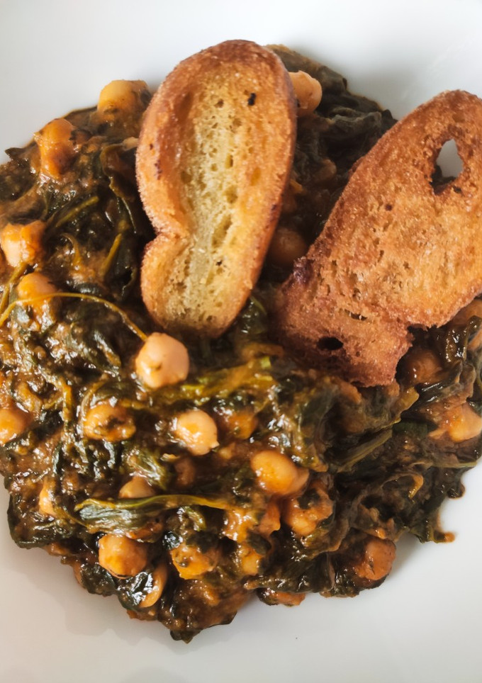 Una foto de Espinacas con garbanzos estilo sevillano