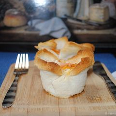 A picture of Eggs in bread basket.