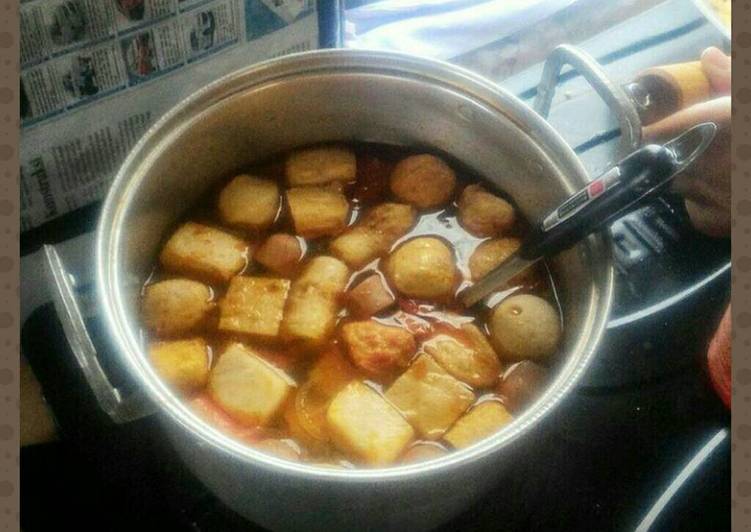 Sup Tom Yam Aneka Bola Seafood
