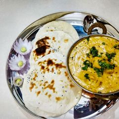 A picture of Malai kofta with butter naan.
