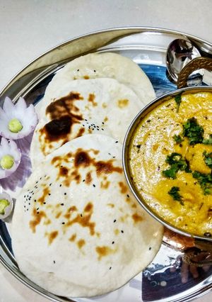 A picture of Malai kofta with butter naan.