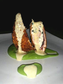 Una foto de Pechuga de Pollo rellena con puré de Brócoli y salsa de Maíz