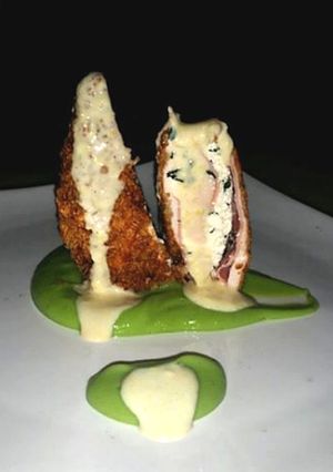 Una foto de Pechuga de Pollo rellena con puré de Brócoli y salsa de Maíz