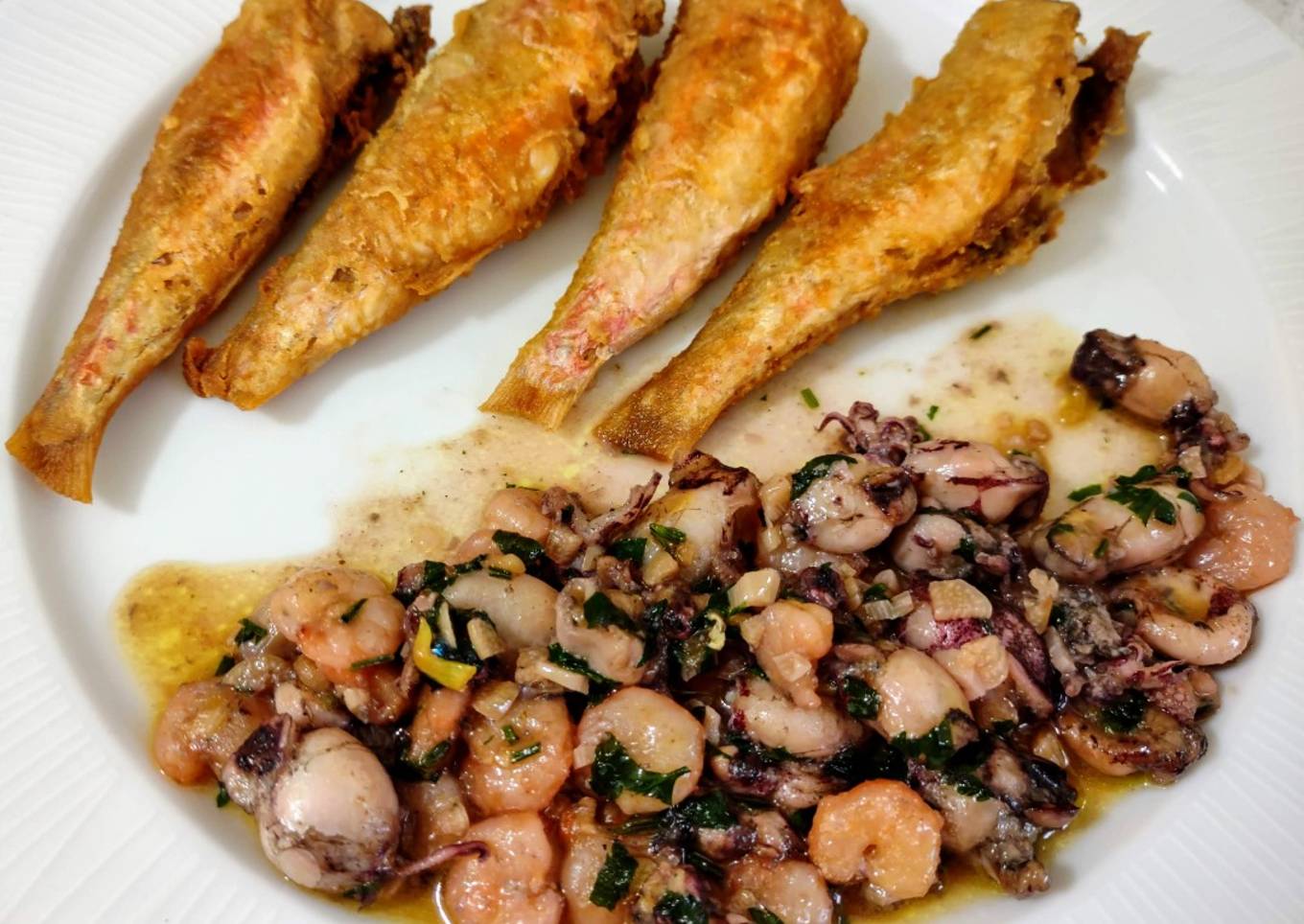 Salmonetes fritos con puntillitas y gambas al ajillo