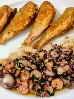 Una foto de Salmonetes fritos con puntillitas y gambas al ajillo