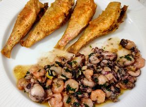 Una foto de Salmonetes fritos con puntillitas y gambas al ajillo