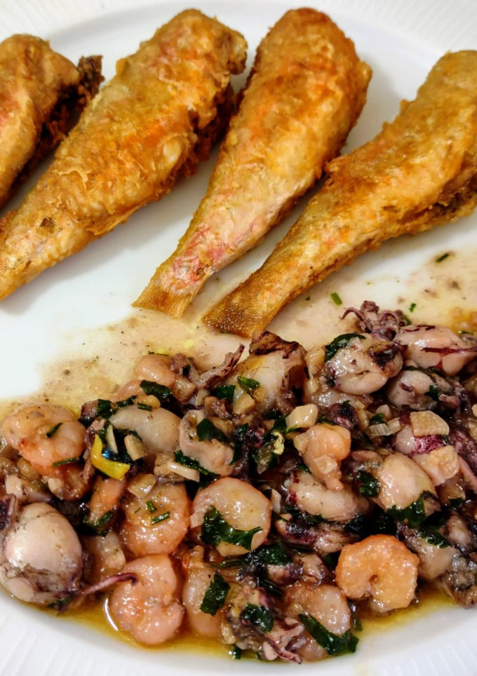 Una foto de Salmonetes fritos con puntillitas y gambas al ajillo