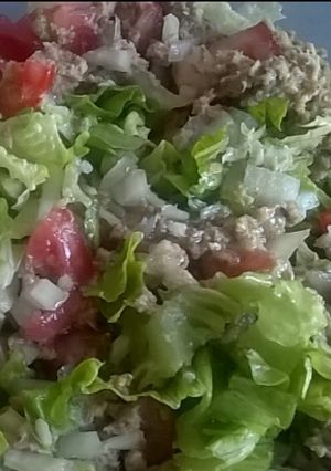Una foto de Ensalada de atún con arroz integral