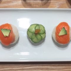 Temari zushi(salmon) A picture of Temari zushi(salmon).