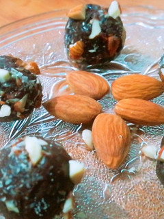 A picture of Almonds Chocolate Balls Recipe.