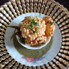 A picture of Sabudana wada with pudina chutney.