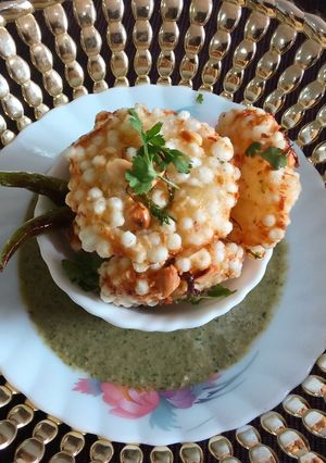 A picture of Sabudana wada with pudina chutney.