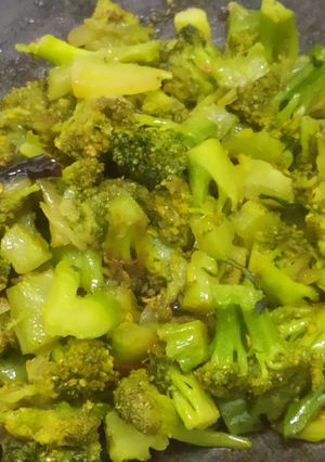 ब्रॉकली फ्राई सिम्पल सब्जी (broccoli fry simple sabzi recipe in Hindi) रेसिपी मुख्य फोटो