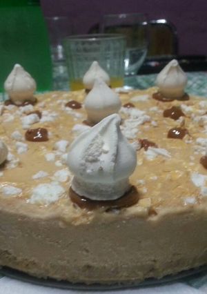 Una foto de Postre frío de dulce de leche y merenguitos