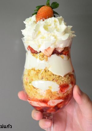 รูปของ สตรอเบอร์รี่ ครีมชีส พาร์เฟ่ (Strawberry Cream Cheese Parfait)