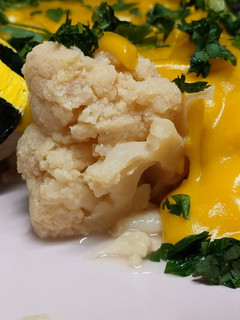 Una foto de Coliflor con salsa de queso y azafrán