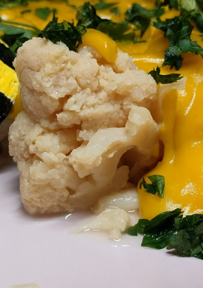 Una foto de Coliflor con salsa de queso y azafrán