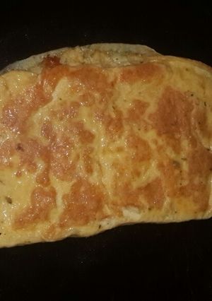 Una foto de Omelette relleno de pollo cortado