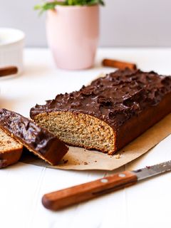 Foto de Bolo de banana com cobertura de chocolate