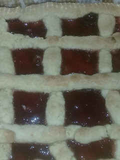 Una foto de Pastafrola de Frutilla🍓🍓 con Masa De Aceite..Para la Tarde 😃