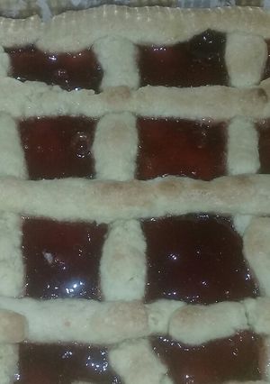 Una foto de Pastafrola de Frutilla🍓🍓 con Masa De Aceite..Para la Tarde 😃